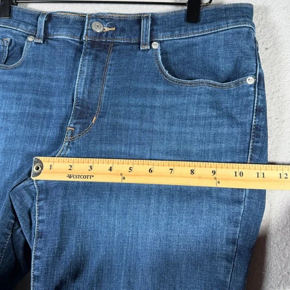 Levi Strauss & Co Womens Classic Bermuda Shorts Blue Denim Size 30 Medium Wash - Picture 8 of 15